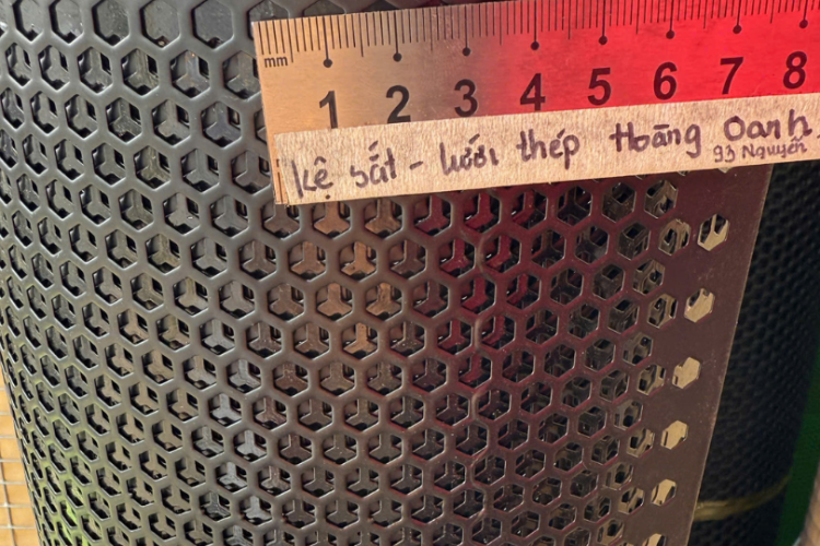 Tôn lỗ lục giác lỗ 6li dày 4zem được sơn tĩnh điện