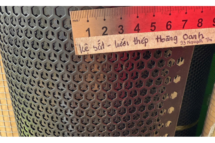 Tôn lỗ lục giác lỗ 6li dày 4zem được sơn tĩnh điện
