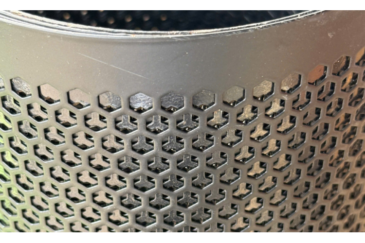 Tôn lỗ lục giác lỗ 6li dày 4zem được sơn tĩnh điện